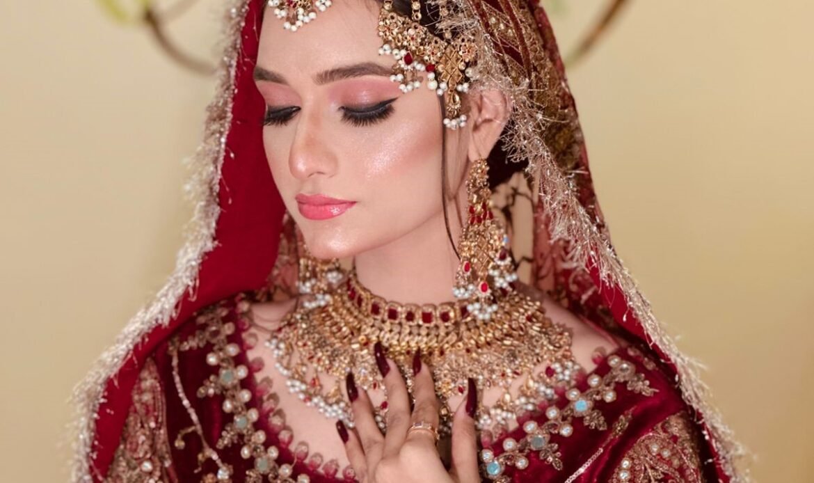 flawless bridal make up look crafted by skilled makeup artists-voluminous eyelashes and full glam effect