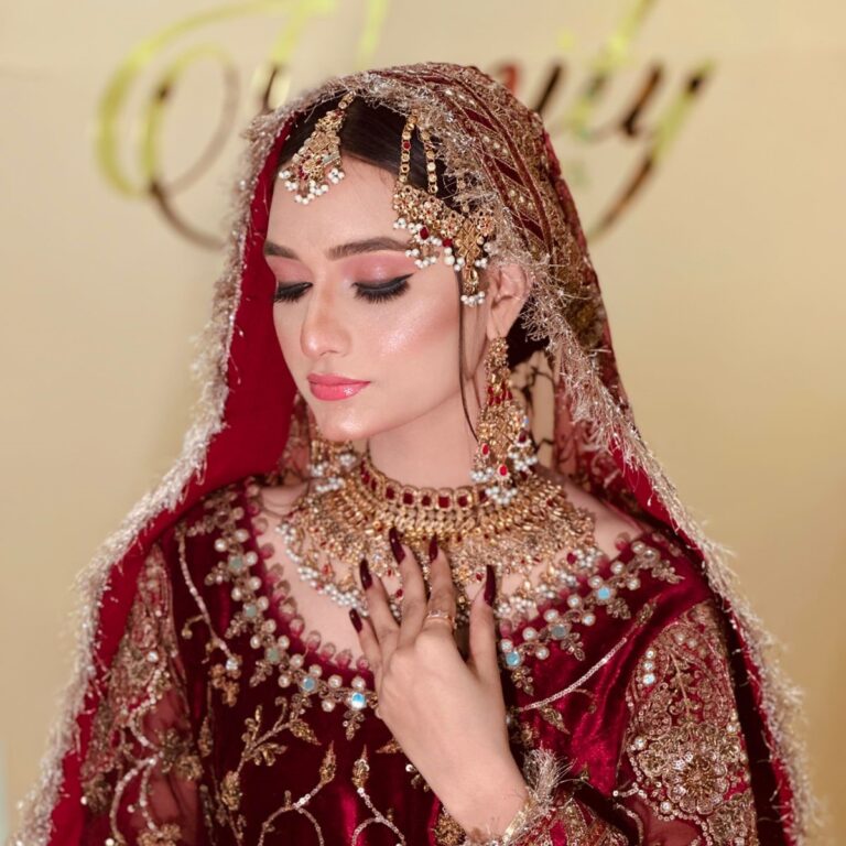 flawless bridal make up look crafted by skilled makeup artists-voluminous eyelashes and full glam effect