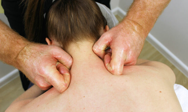 practitioner-applying-trigger-point-therapy-for-shoulder-pain-thumbnail-800x533